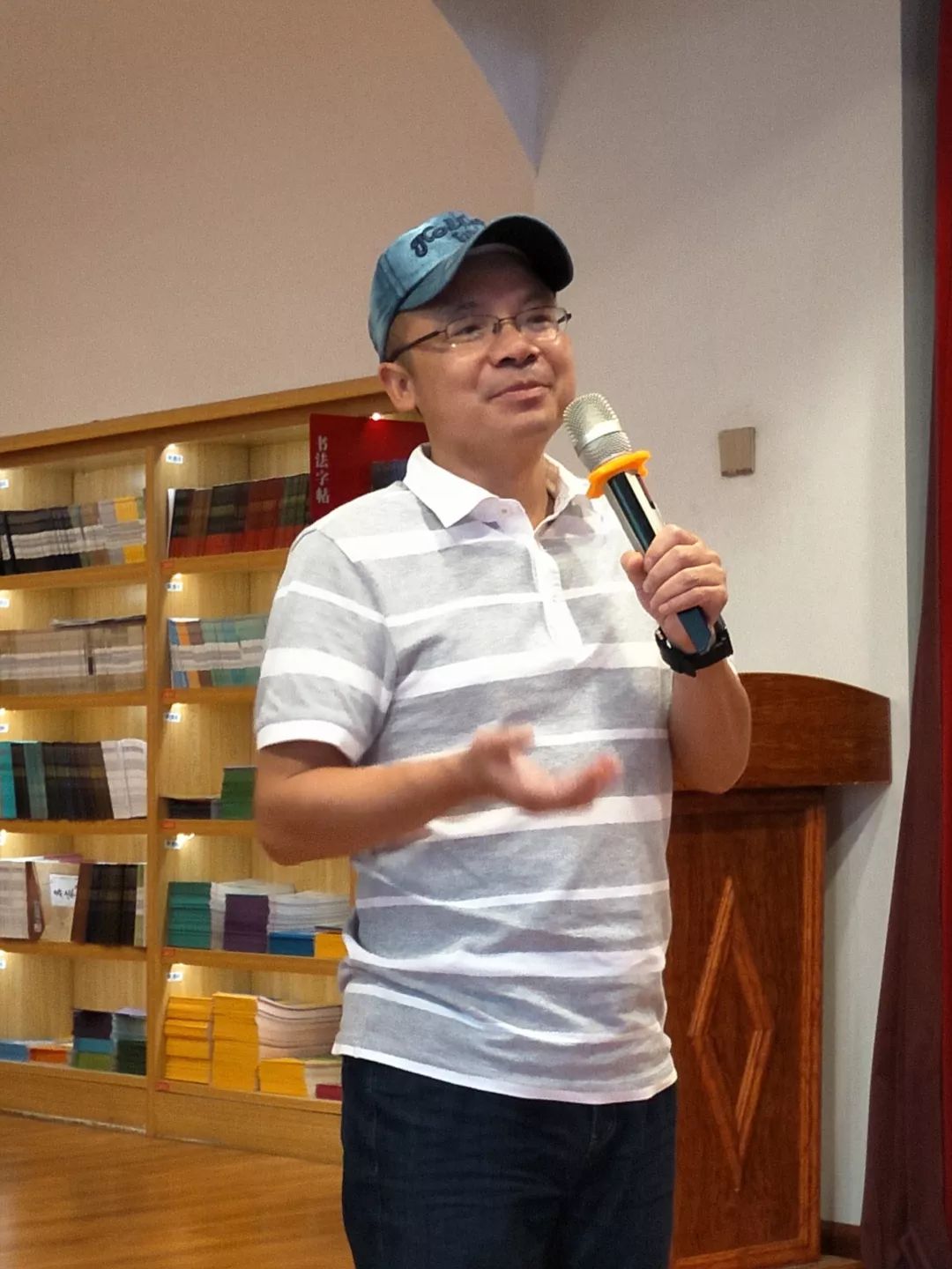 作家黄春华讲他童年时代的第一本书作家与孩子们互动签售环节,老奶奶