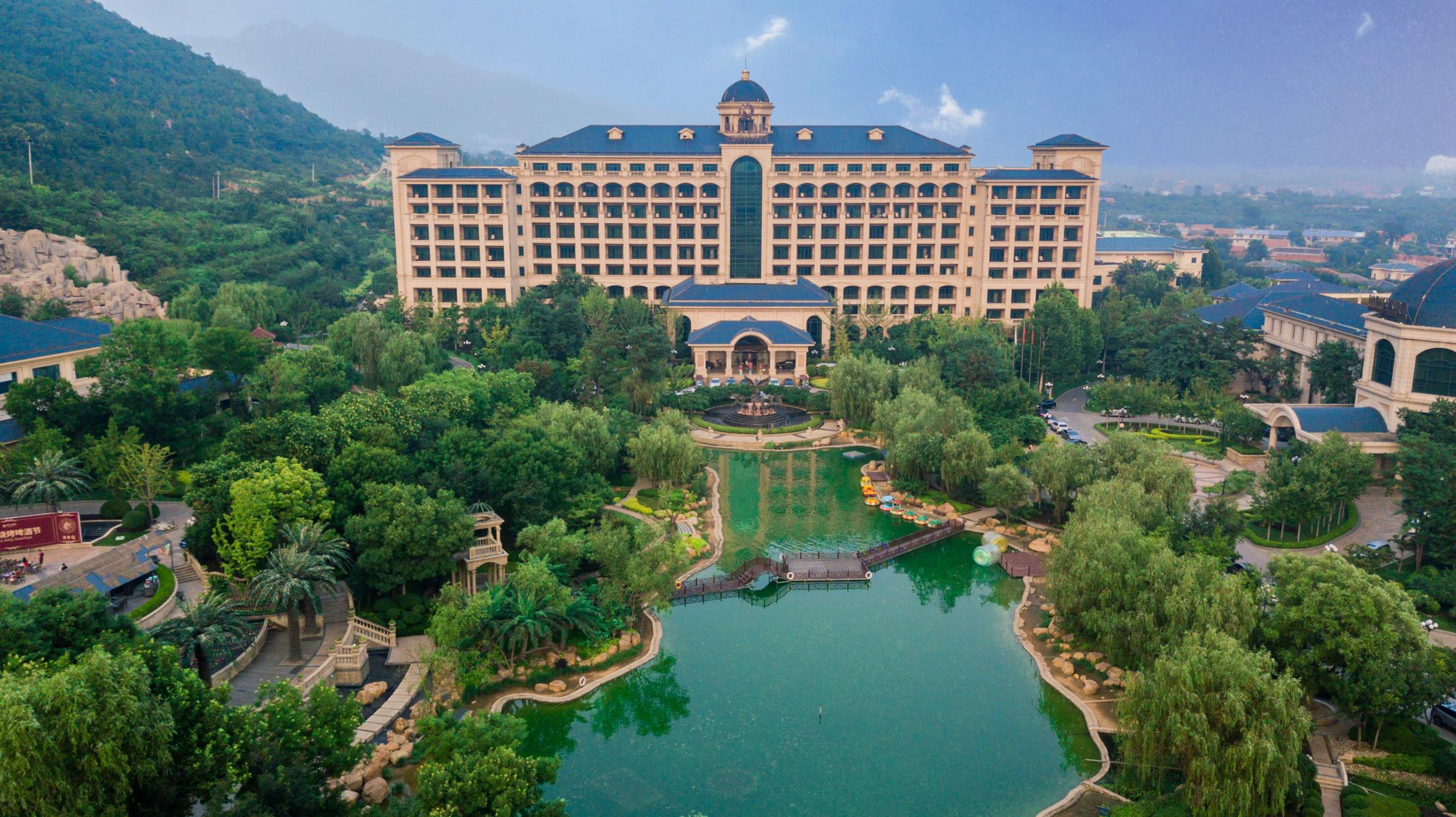 天津恒大酒店位于天津蓟州区,地处盘山风景区内,青山绿水,风景秀丽