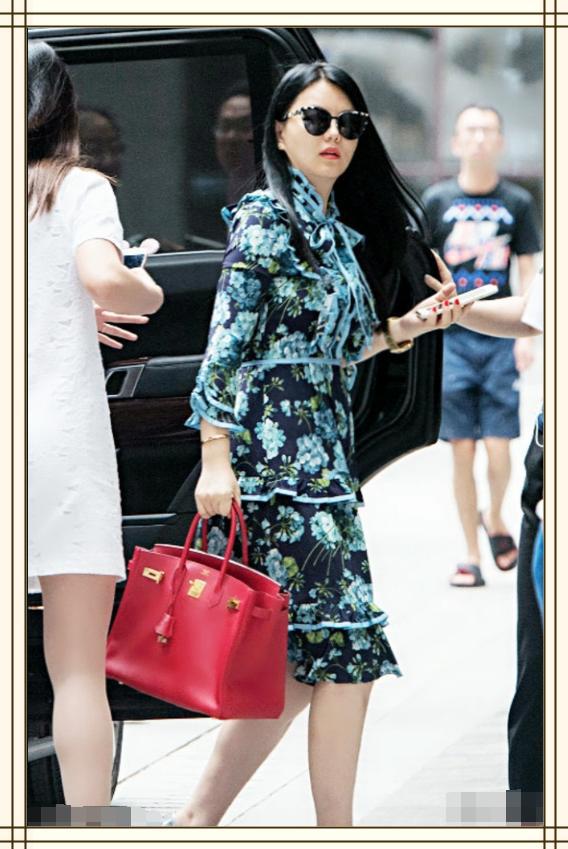 李湘又耍大牌出活动要助理搀扶看到她真实体型网友不怪