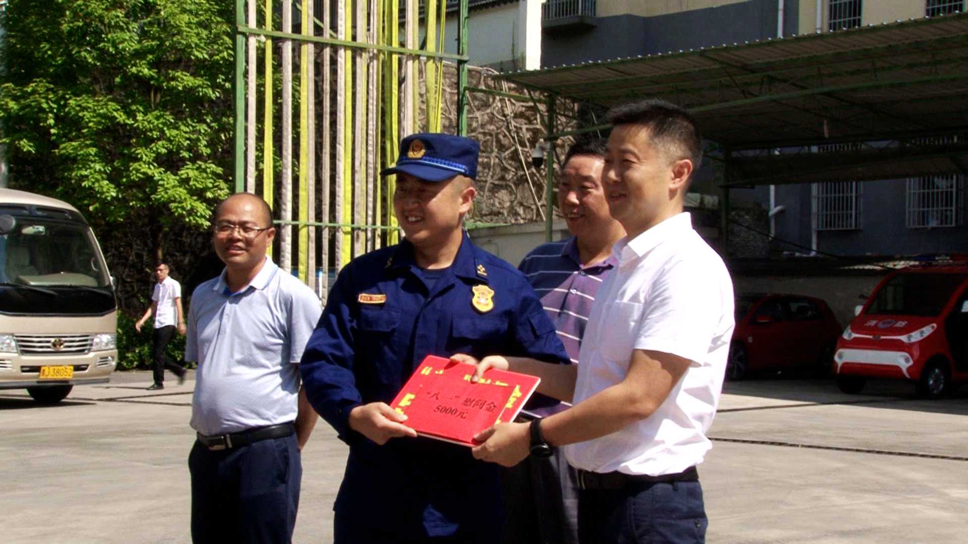 瓮安县四家班子领导开展"八一"走访慰问活动_张文强