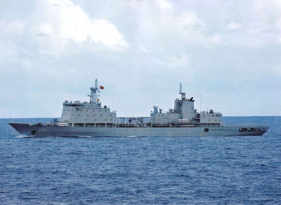 目前最新的改进型904b型岛礁补给舰在加装机库的同时改进舰艇补给设施
