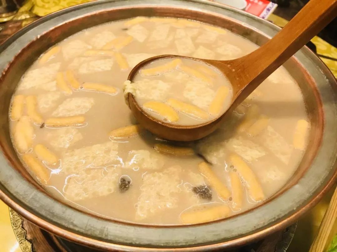 很多蒙古早餐店里有这道锅茶还有蒙古炒米也在里面而且里面加入奶皮子