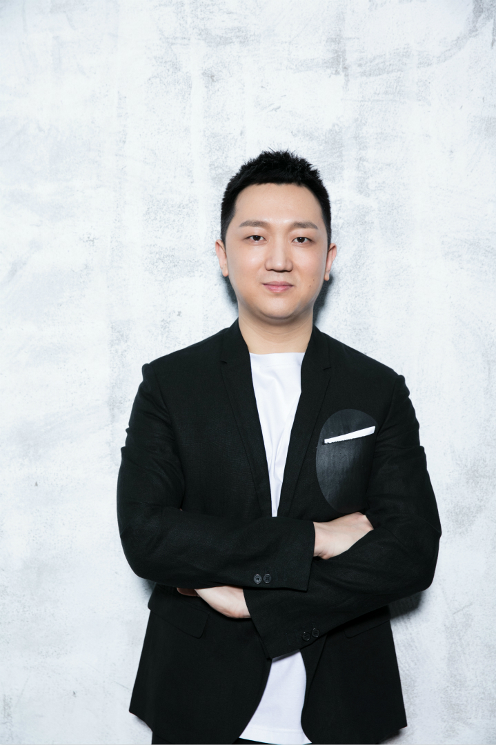 演员,衣云鹤曾在多部喜剧作品中有精彩表现,《煎饼侠》中的群头马涛