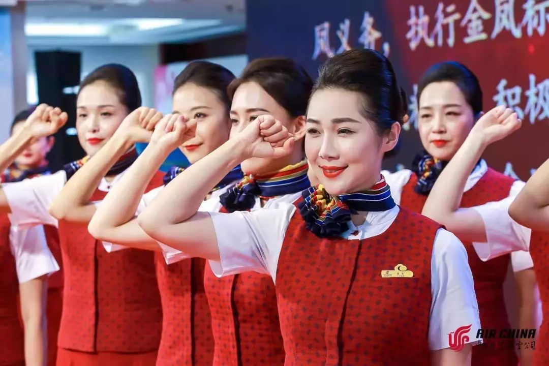 如今的她已成长为金凤乘务组主任乘务长,几年来易淳先后带领着金凤