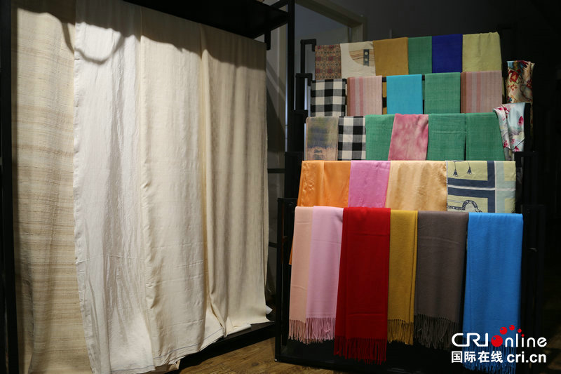 【豫见国际98】传承千年古法织艺 鲁山绸再现昔日汉唐丝路盛况_丝绸