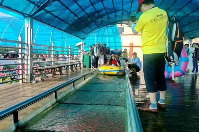 酷暑高温里 在高原百里荒1600米长的高空玻璃水滑道中滑水 真爽!