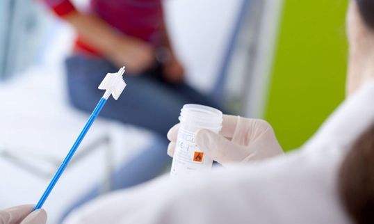 过去人们采用宫颈刮片筛查宫颈癌,方式是从子宫颈部取少量的细胞样品