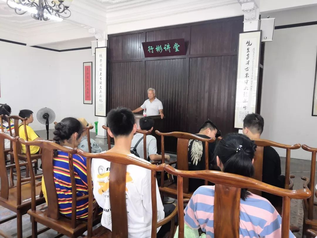 爱国志"为主题的研学活动,组织学生参观许行彬故居