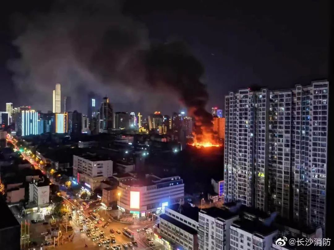 记者许家熙即刻赶往现场,确定起火位置为长沙市曙光路和人民路交界