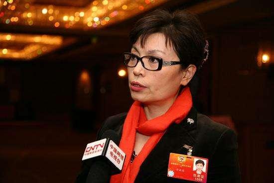 是著名新闻联播主持人,儿子摔伤仍坚守岗位,现退居幕后很幸福_李瑞英