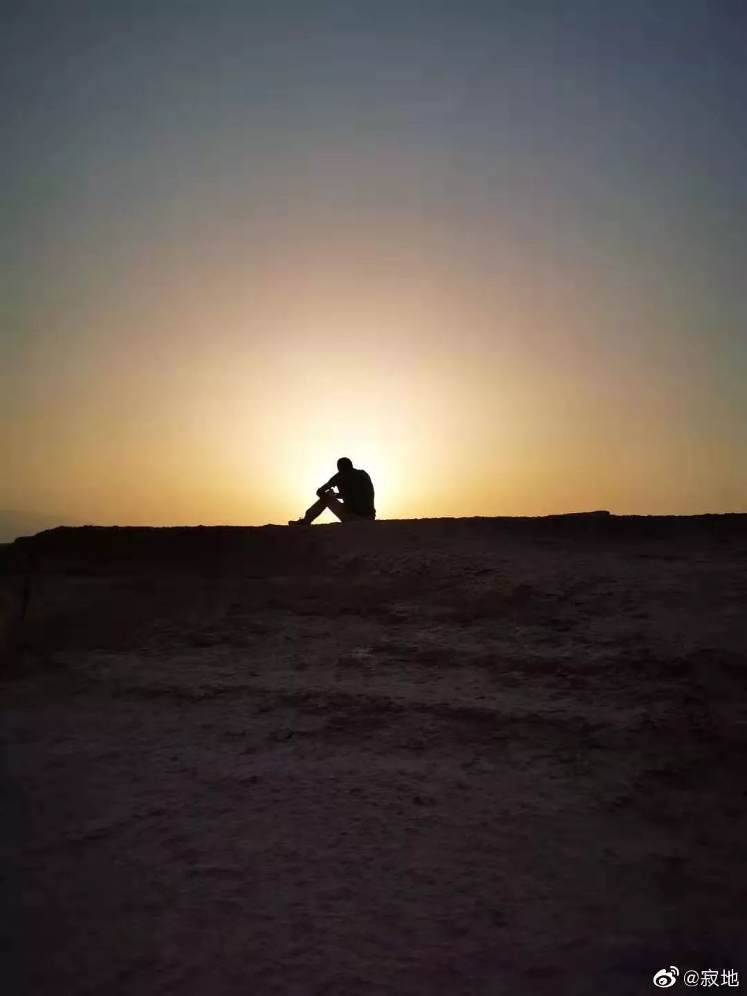 男人在沙漠中孤独图片图片