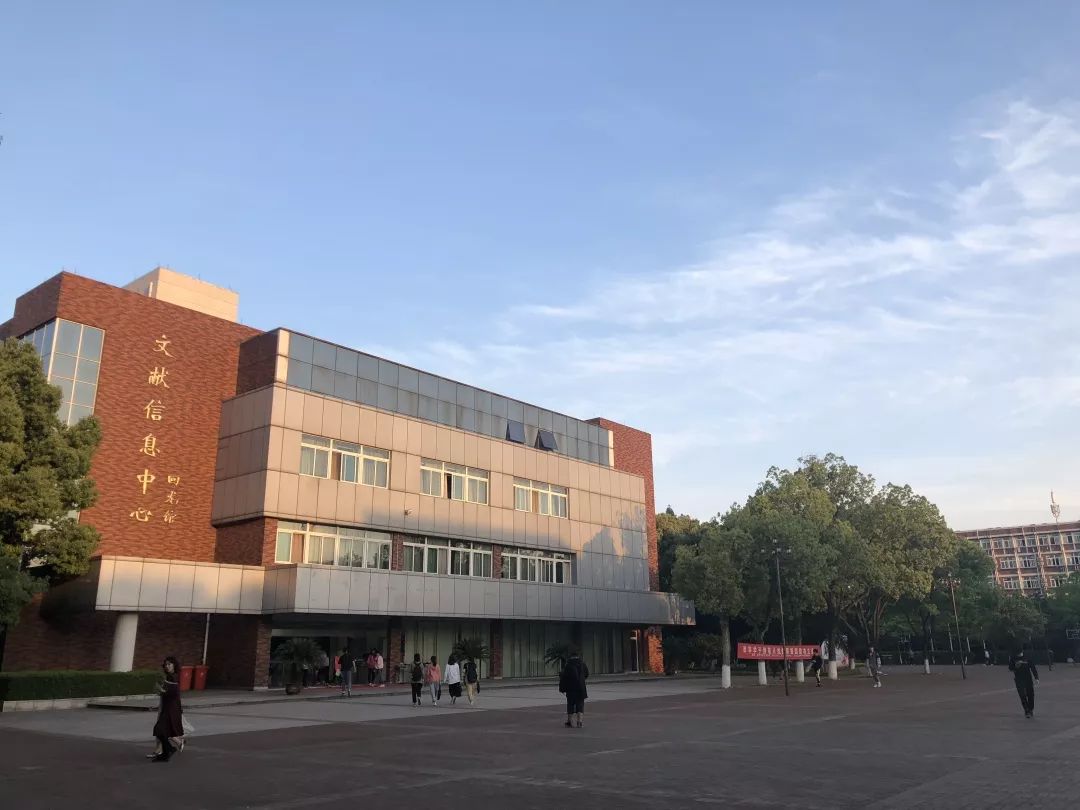 他们来自不同的专业技术学校,因为对知识的渴望以及对万里的憧憬通过