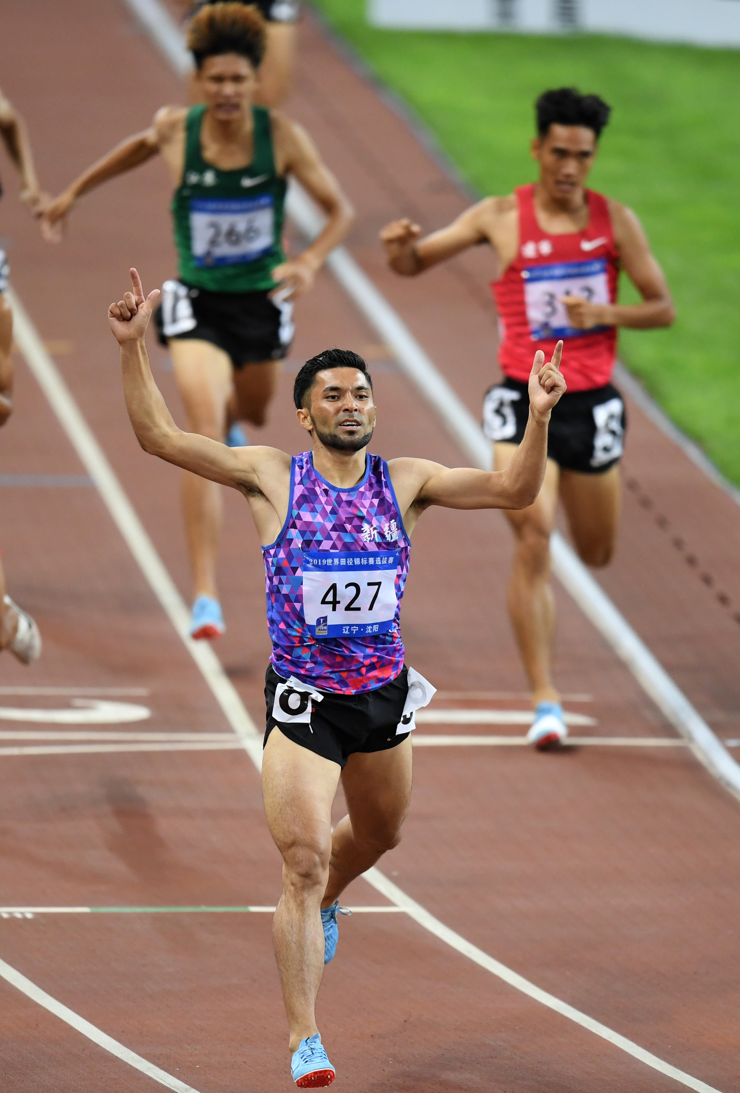 男子800米决赛中,新疆选手阿力木江·热合麦提以1分49秒11的成绩夺冠