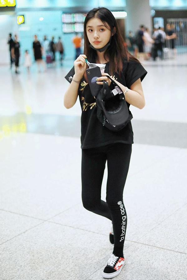 林允黑衣黑裤走机场,紧身长裤大秀纤细美腿,胸包点缀酷范十足