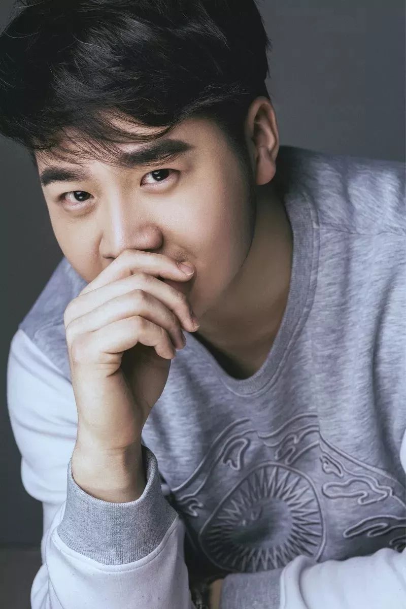 盈,高了导演:黄盈舞美设计:陈斯灯光设计:韩东服装设计:吴涵舞台监督