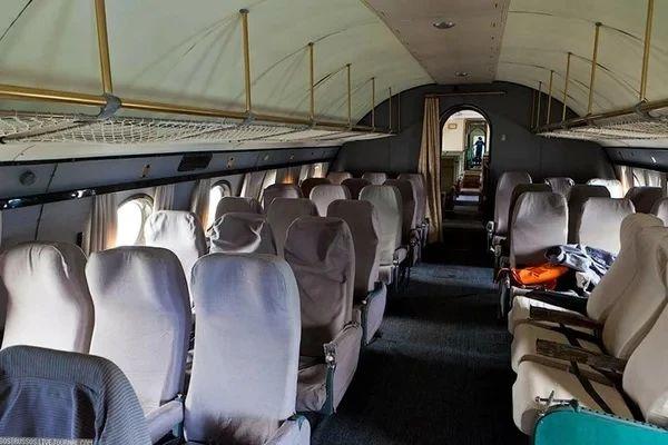 世界最大螺旋桨民航机:在美国机场尴尬了,首长竟然没法下飞机_客机