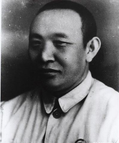 他是彝族的"黑虎将军",曾率滇军血战台儿庄,后投奔延安_张冲