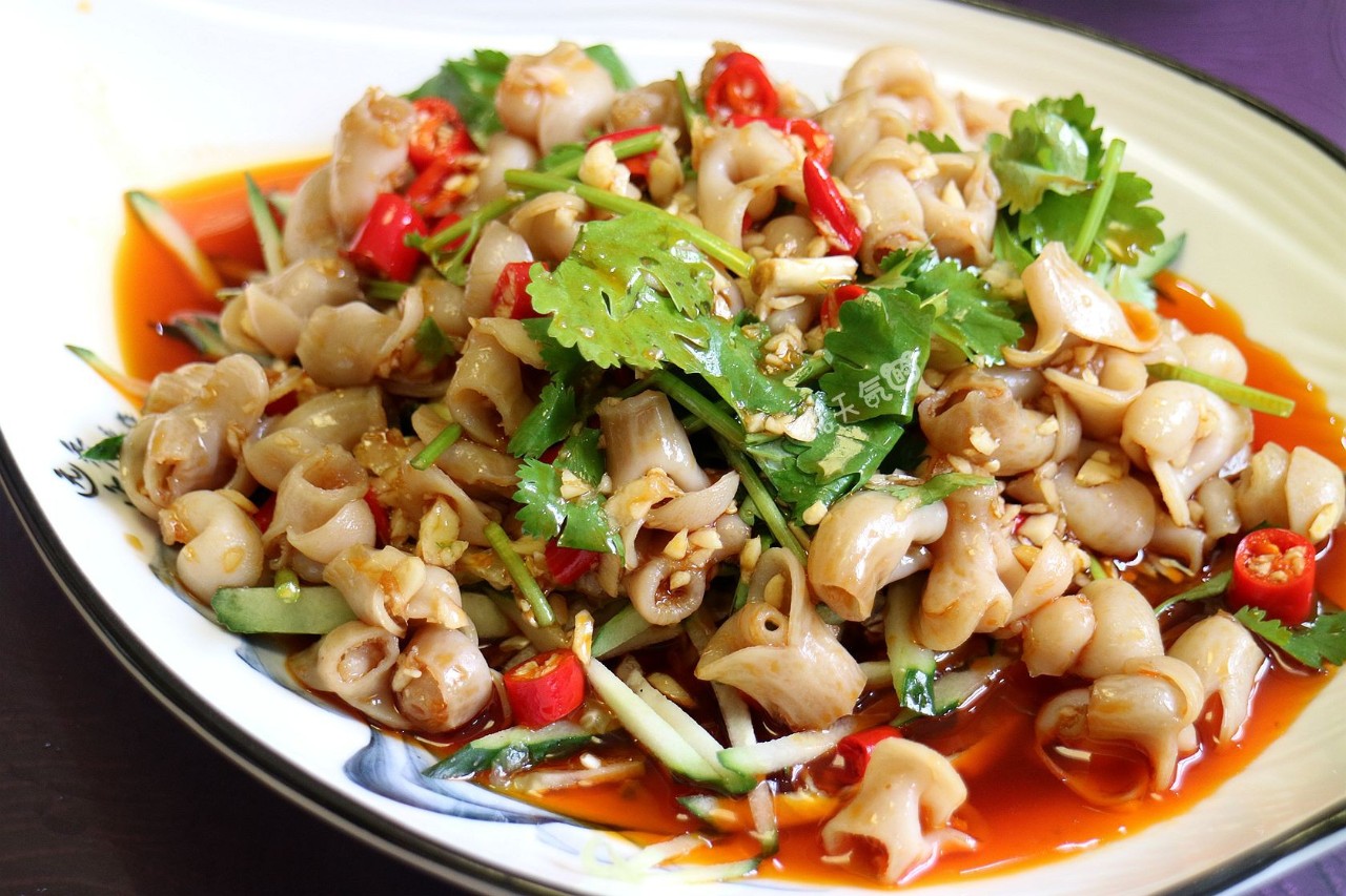 凉拌鱼肚相比花蛤,油蛤的肉质更嫩更脆,简单的姜葱炒,去腥又美味.