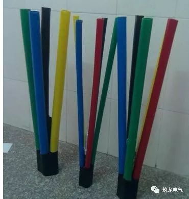 大于 35mm2 电缆终端头制作:剥去电缆外绝缘层,采用专用热缩管五指套