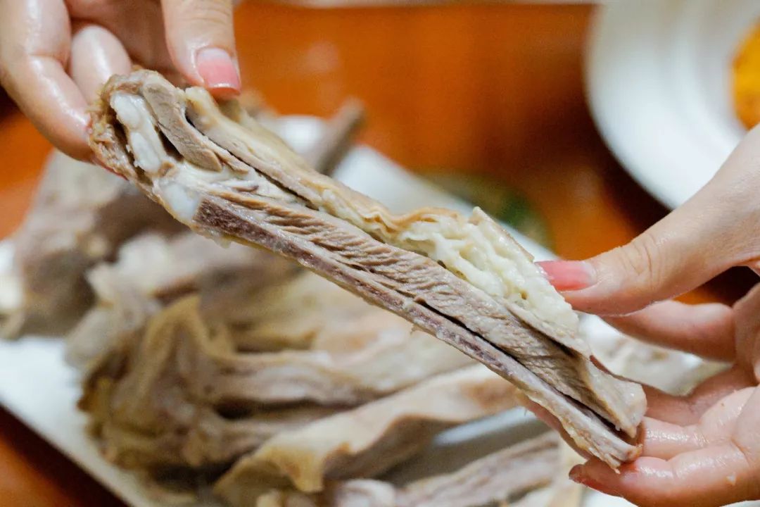 在这吃羊肉,当然要照着西北那边的吃法,可以先原味吃,肉质很嫩,它生前