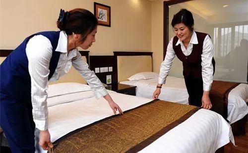 其他同事,并取就近的灭火器进行灭火;2)报告公司消防中心和酒店前台;3