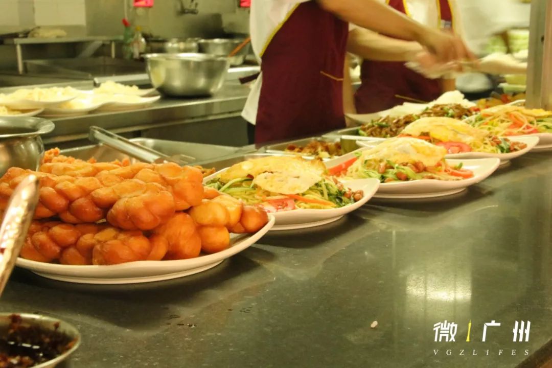 粉面飯現煮窗口,北側為西餅屋和燒臘檔口,西側水果部,南側為清真食堂