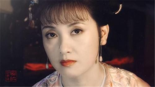在《康熙微服私访记》中,邓婕饰演宜妃一角,美丽善良,体贴细致,而且深