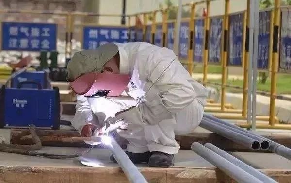 他是可以"左右开弓"的"焊武帝",佛山100多个民生工程都有他的"焊"迹!