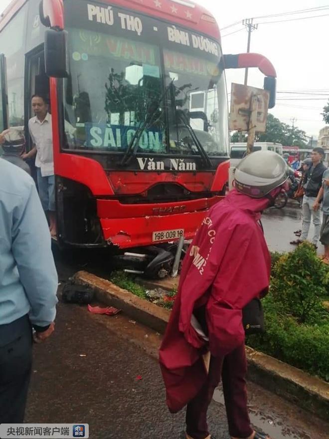 越南嘉莱省发生车祸事故致3人死亡多人受伤