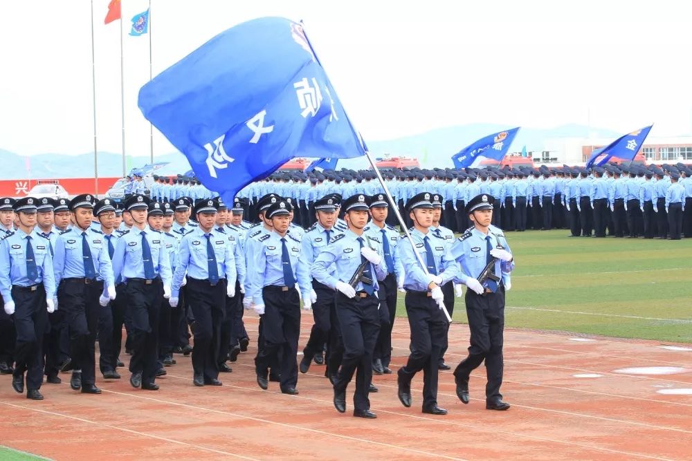 誓师大会现场,由交警,特警,刑警,治安,边防,公交,消防等各警种部门