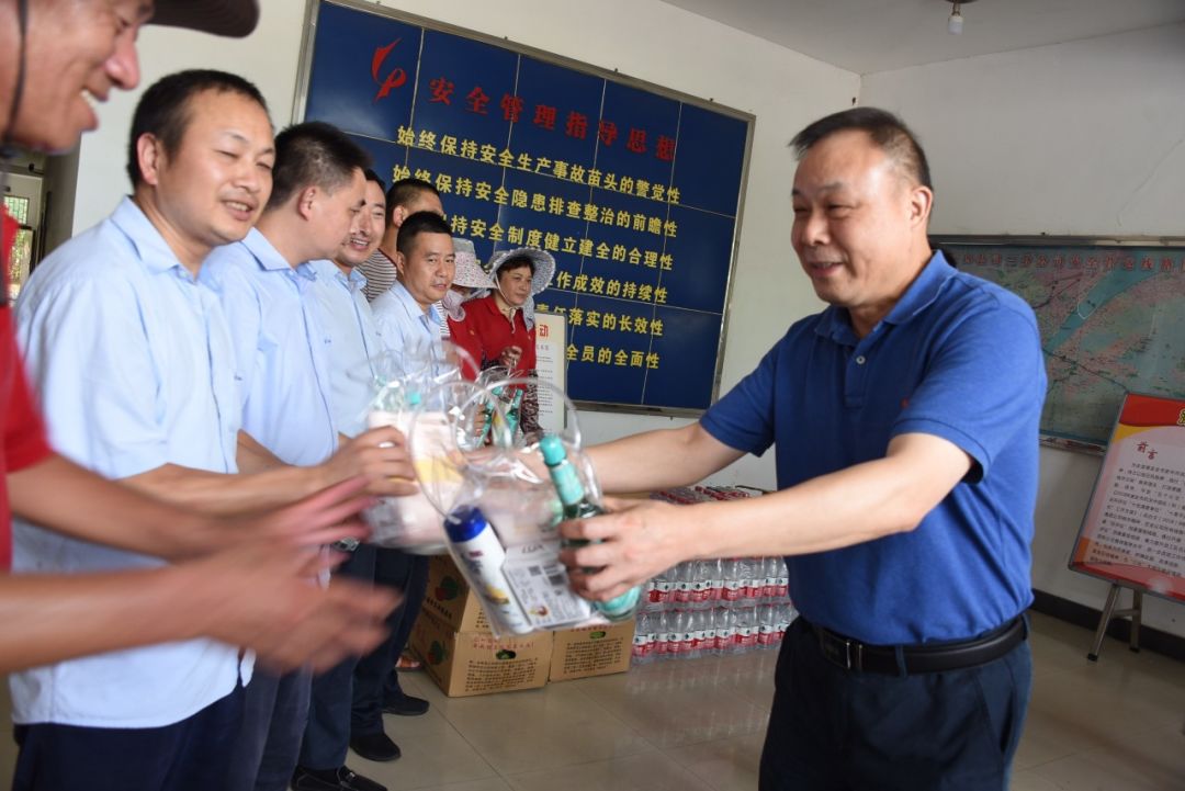 集团公司党委委员,董事吴正斌先后来到阳新路公交场站,潮海村公交场站