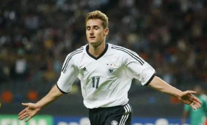 02年的德国队如果拿了冠军,克洛泽那一批当时的年轻球员就会觉得"已经