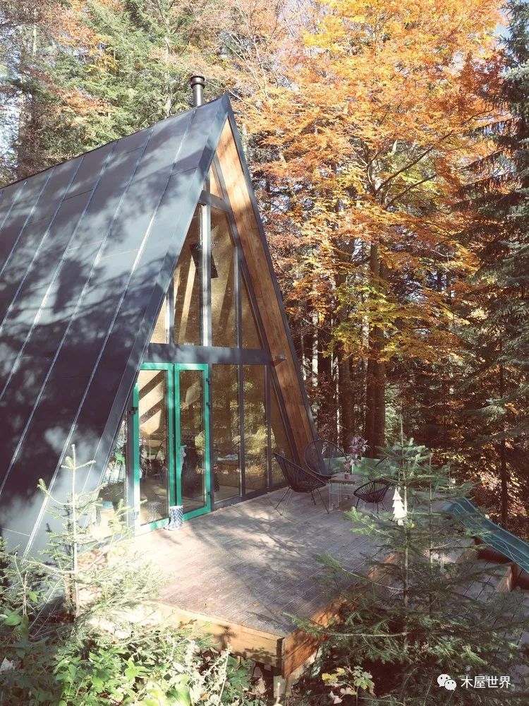 森林中的三角形小木屋