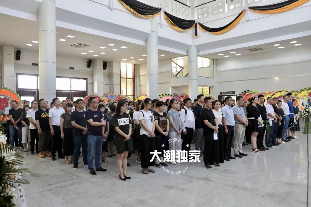 今天上午9点 海宁市殡仪馆 哀乐低回,黄菊垂首 陈凤兰医生的遗体告别