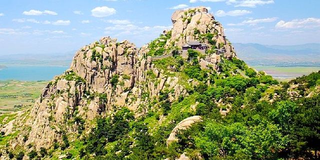 丹霞源风水:八方天马_马山