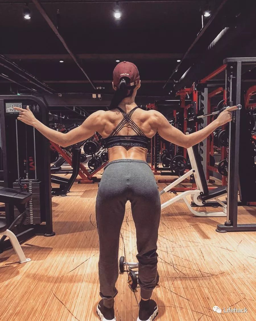 跟很多女生觉得大块肌肉男有点吓人不同,大部分网友在看到妹子拥有