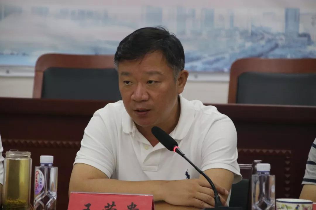 会上,镇党委书记秦广荣从"建好班子精准谋划高定位,定好调子围绕中心