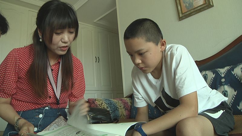 为他纠正了音标的读法数学老师兼班主任黄有宇对王天炜从作业完成情况