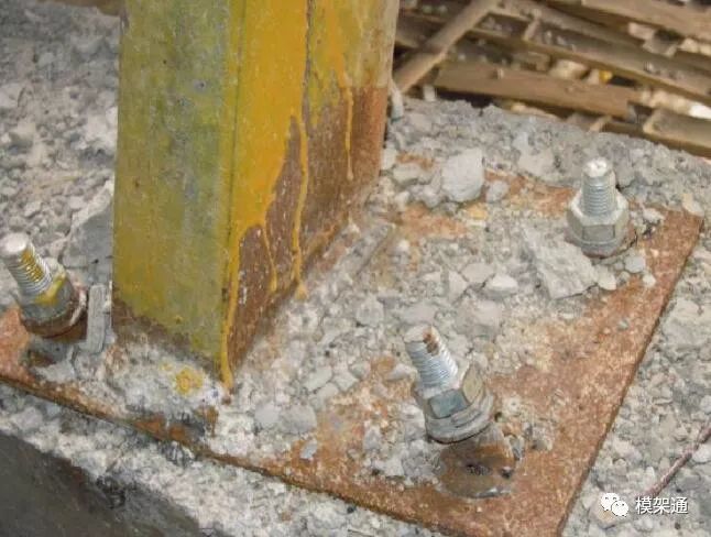 每道剪刀撑宽度不小于4跨,并不小于6m.斜杆与地面的倾角宜在45-60度之