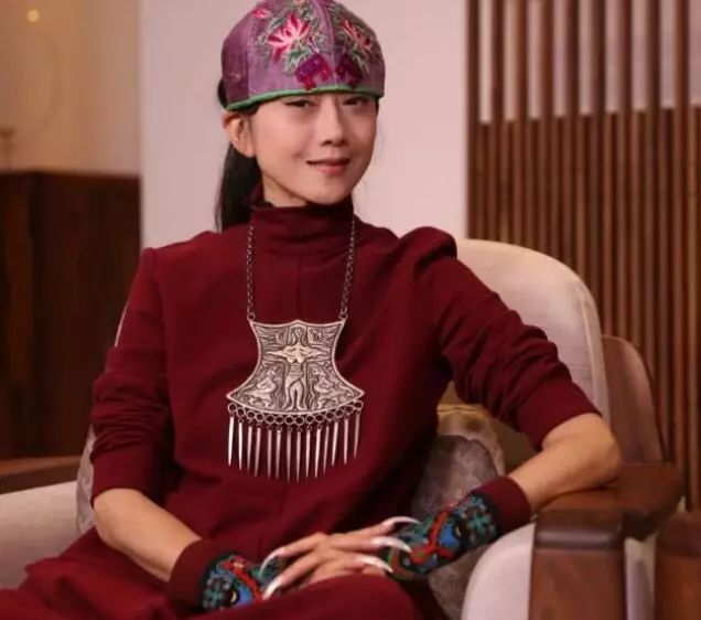 当时杨丽萍赴台湾表演,由于舞姿优美,吸引了第二任老公刘淳晴,这个