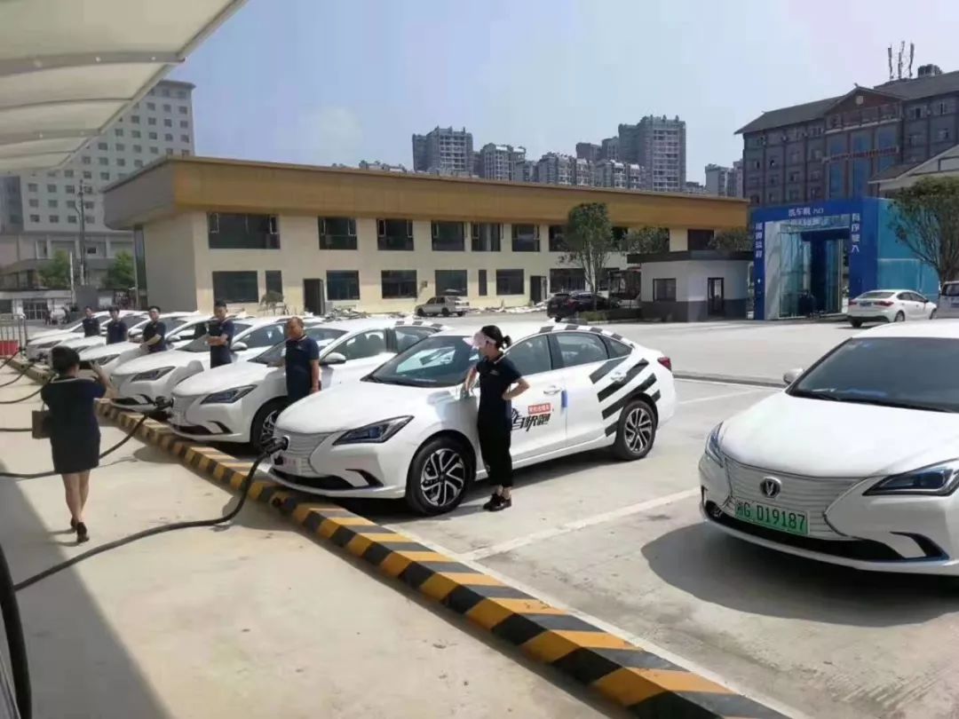 持证上岗张家界首批网约车取得车辆道路运输证