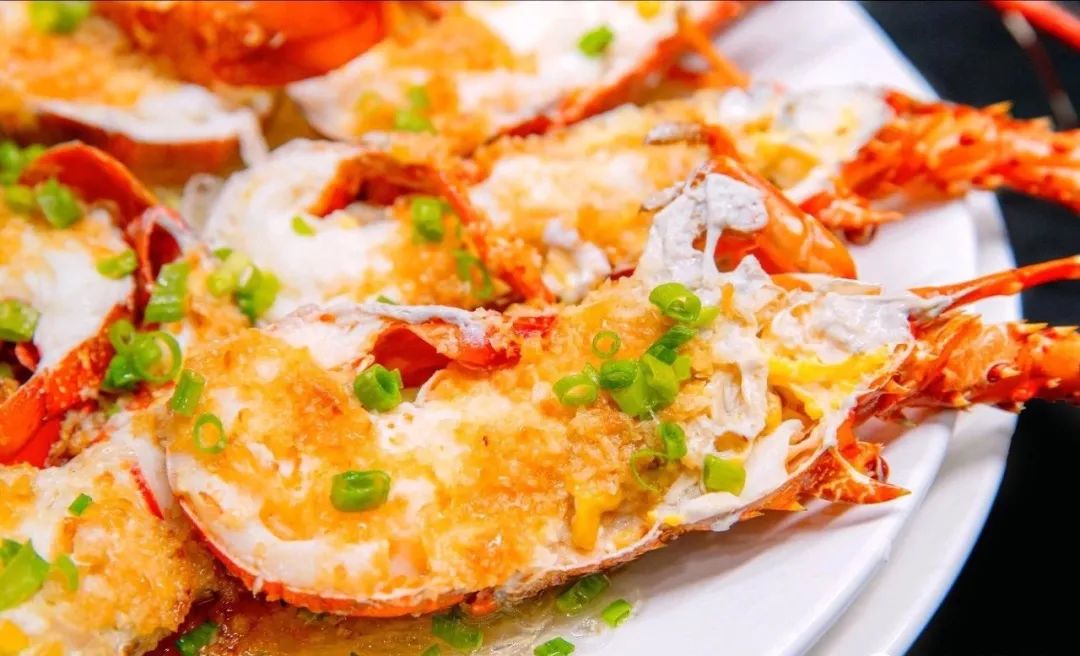 如果吃海鲜,想吃大海鲜的话,那一定要点一份小青龙来尝尝,而小青龙的
