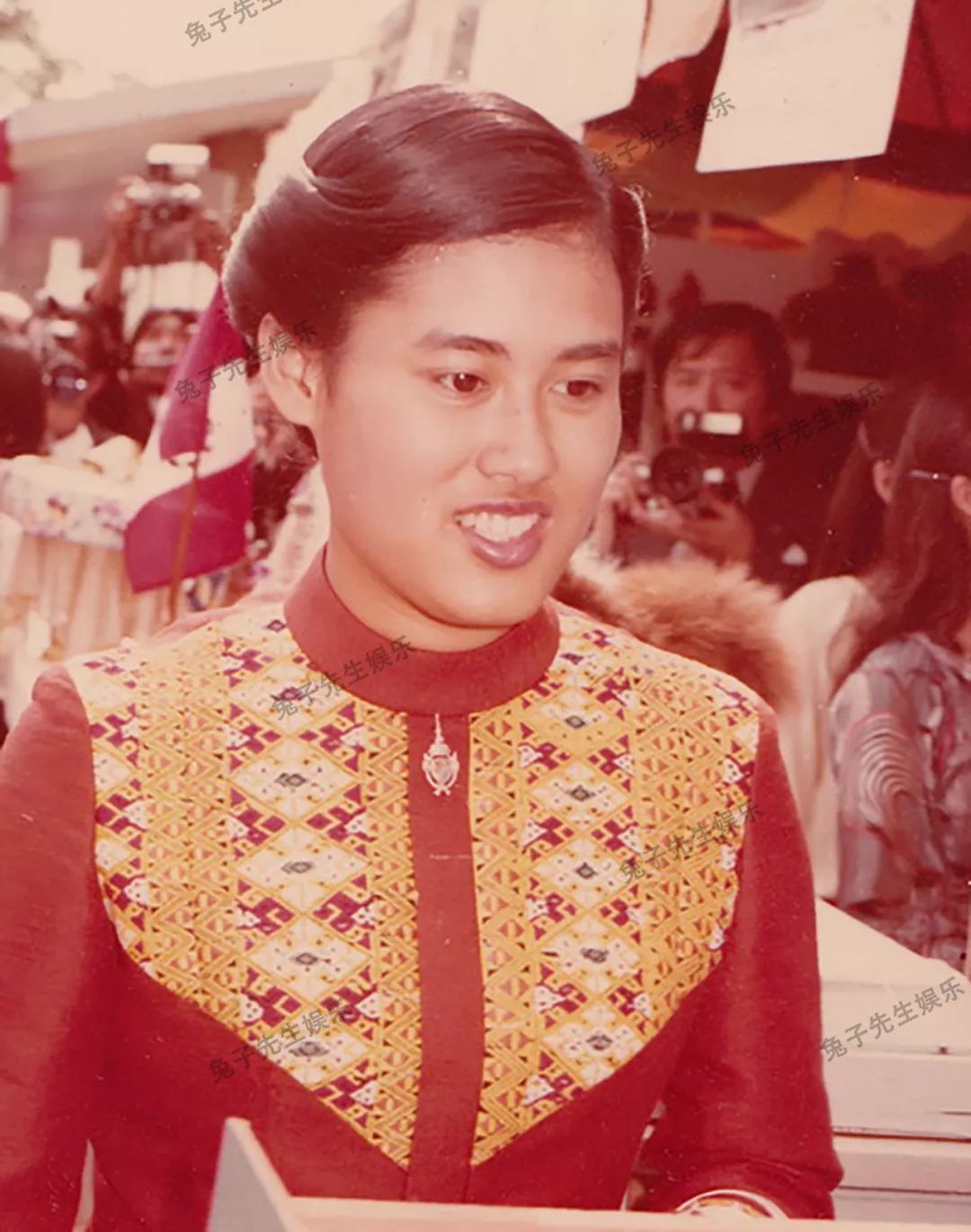 诗琳通公主玩起俏皮时尚穿拼色裙如花朵绽放王后贵妃都靠边站