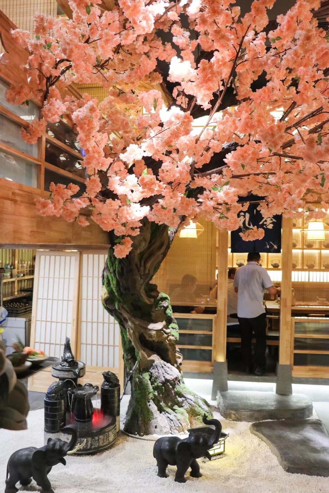 在小楼里蘸着蛋液吃火锅这家人气爆棚的日式火锅店去定了