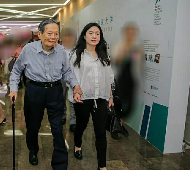 原创杨振宁翁帆结婚15年情深如初夫妻俩十指紧扣恩爱同框如影随形