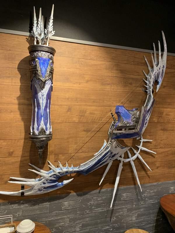 此外体验会现场还展出了"实体版"冰咒龙套装和武器,《怪物猎人世界》"