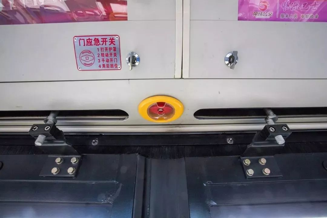 2,利用应急开关如果火势较小,应选择灭火,如果火势很大,应赶紧逃生.