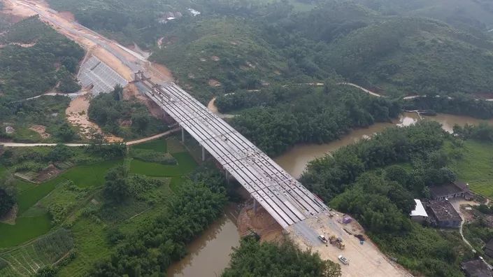 茂青农场大桥塘背大桥广西玉湛高速公路三工区主线主要桥梁据了解,玉