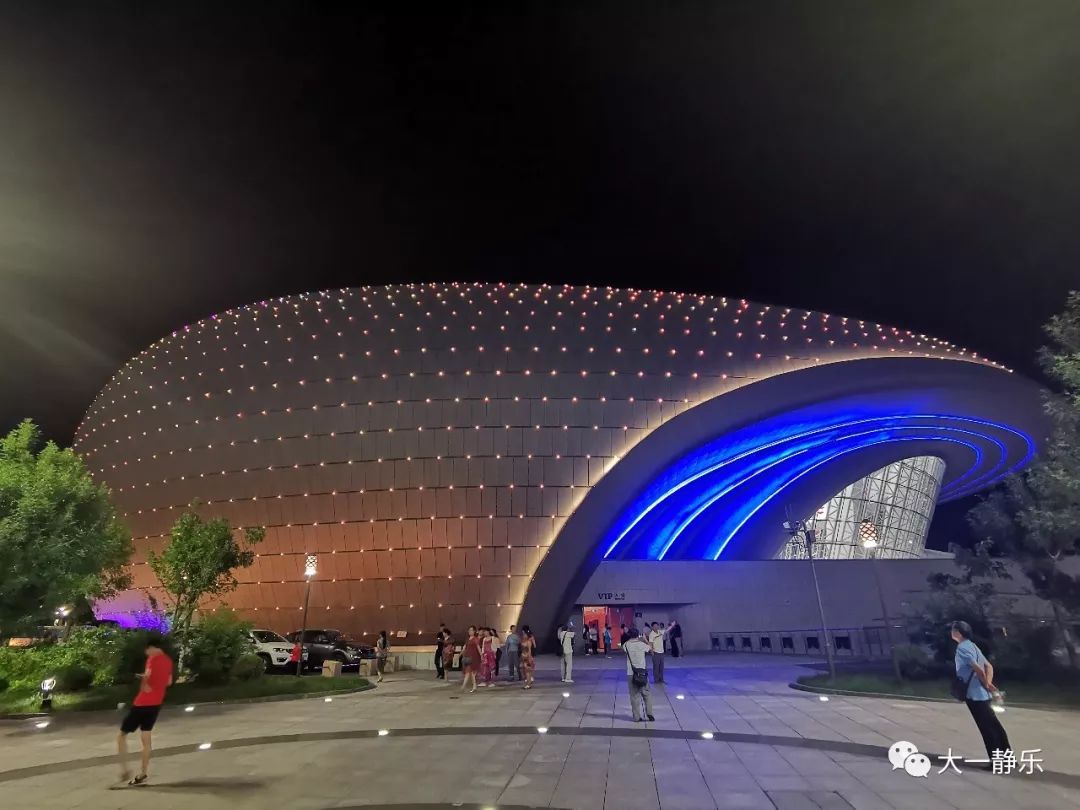 陕西(神木)第二届全国合唱艺术节颁奖晚会正在陕西省神木市大剧院举行