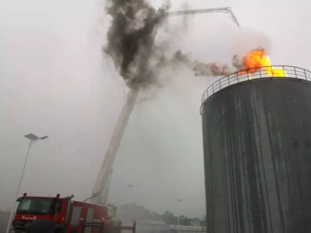 外浮顶储罐满液位登罐灭火操